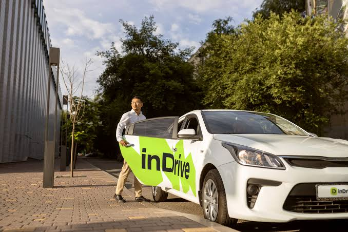 Auto inDrive con conductor